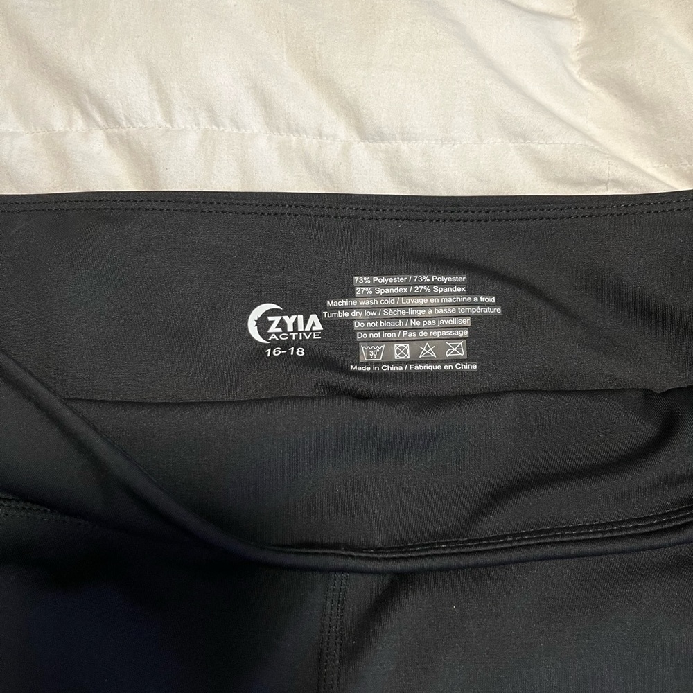 One pair - Zyia Black Pocket Light n Tight Hi-rise 7/8